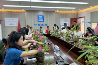 记者：河南队外援德尼奇被换下是因为伤病，已经前往医院